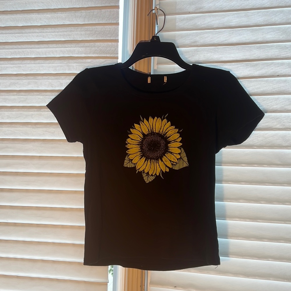 Black sunflower design tee